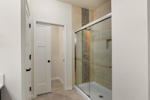 Shower, towels, toilet paper - RNC RENTAL- Spacious 5-bedroom house in Menomonee Falls (Menomonee Falls)