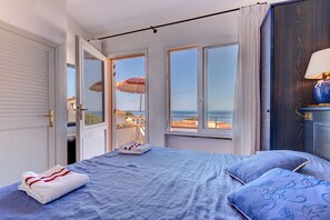 1 bedroom, bed sheets - Apartment 'Appartamento Con Vista Mare Chiessi' with Sea View, Balcony and Air Conditioning (Chiessi)