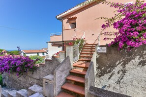 Property grounds - Apartment 'Appartamento Con Vista Mare Chiessi' with Sea View, Balcony and Air Conditioning (Chiessi)