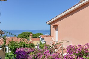 Exterior - Apartment 'Appartamento Con Vista Mare Chiessi' with Sea View, Balcony and Air Conditioning (Chiessi)