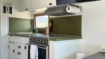 Refrigerador, microondas y parrilla de estufa