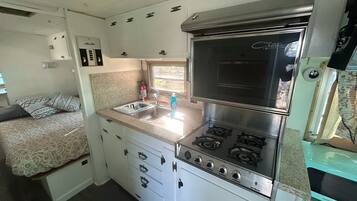 Réfrigérateur, micro-ondes, plaque de cuisson, cafetiÚre/bouilloire