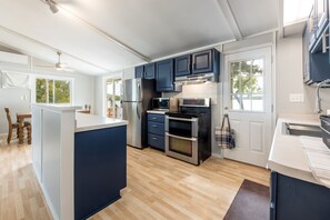 Jääkaappi, mikroaaltouuni, uuni, liesi