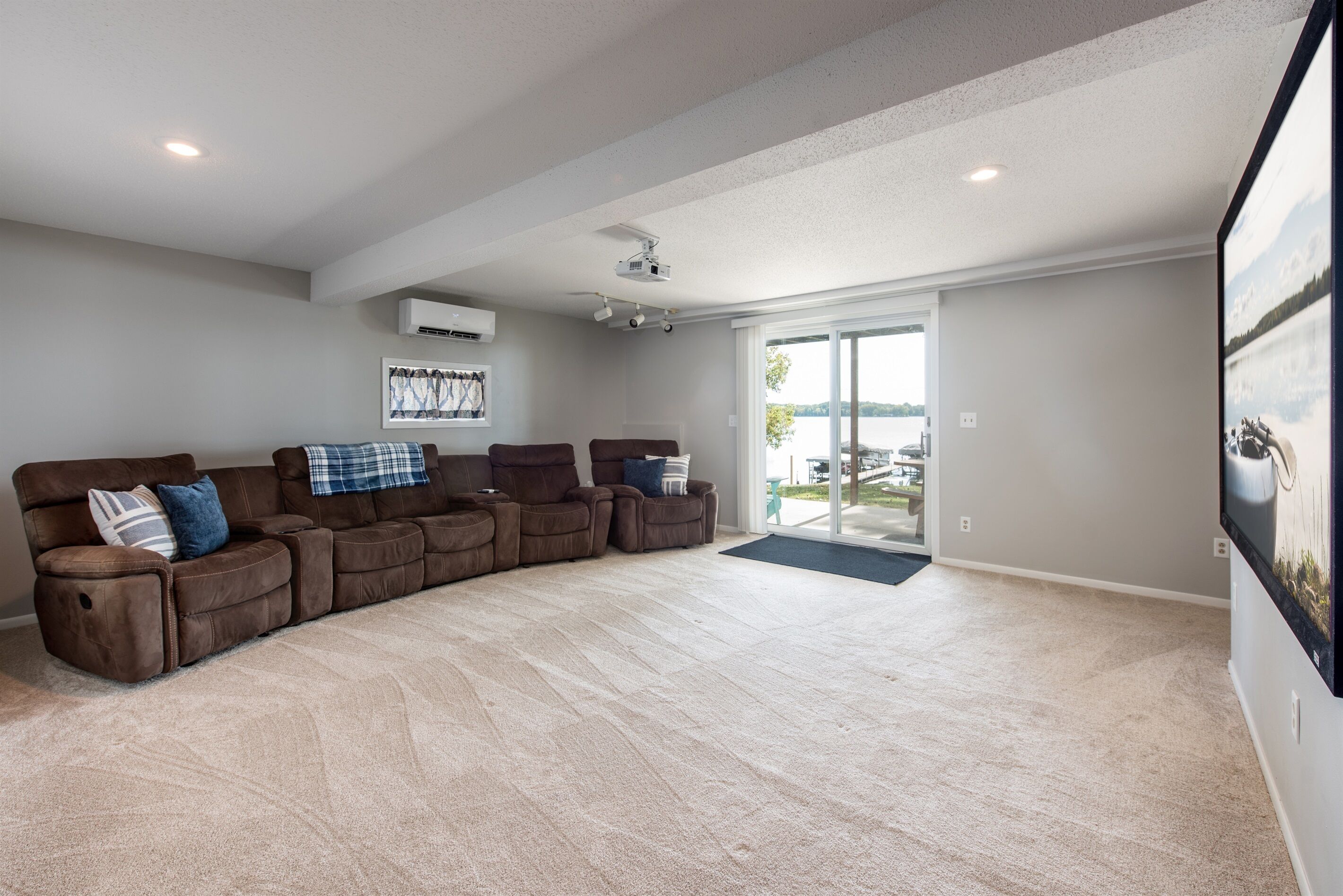 Televisor intel·ligent, taula de tennis de taula, llibres i estèreo 