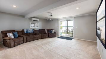 Smart-TV, bordtennis, bøker og stereoanlegg