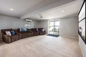 Älytelevisio, pöytätennispöytä, kirjoja, stereot