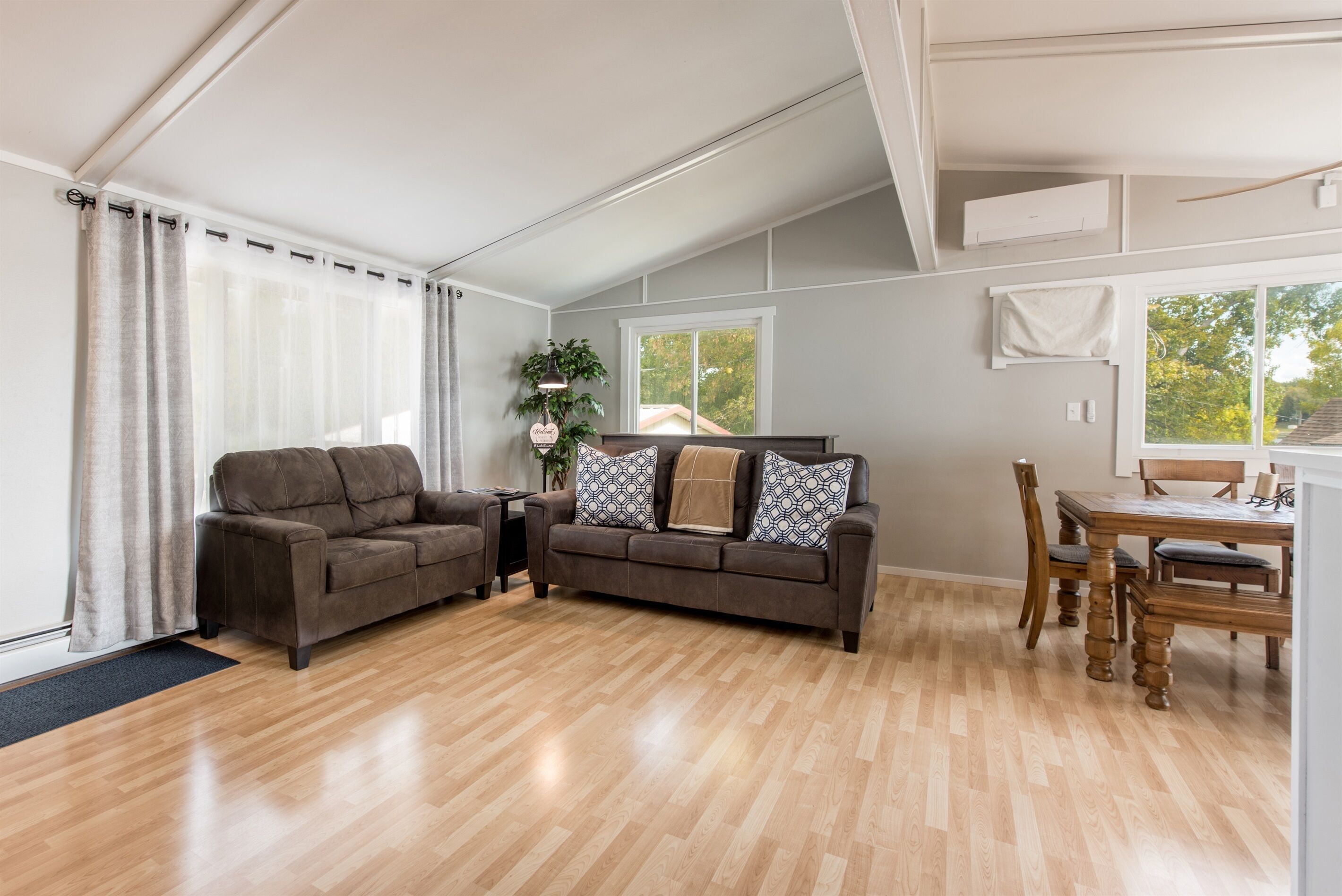 Smart TV, ping pong, books, stereo