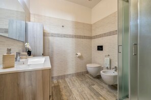 Regadera, amenidades de baño gratuitas, secadora de cabello, toallas 