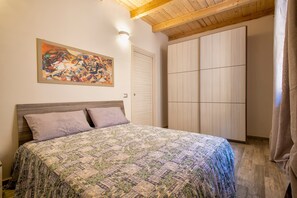 1 habitación, tabla de planchar con plancha y ropa de cama 