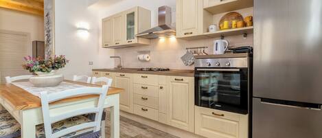 Fridge, oven, stovetop, dishwasher