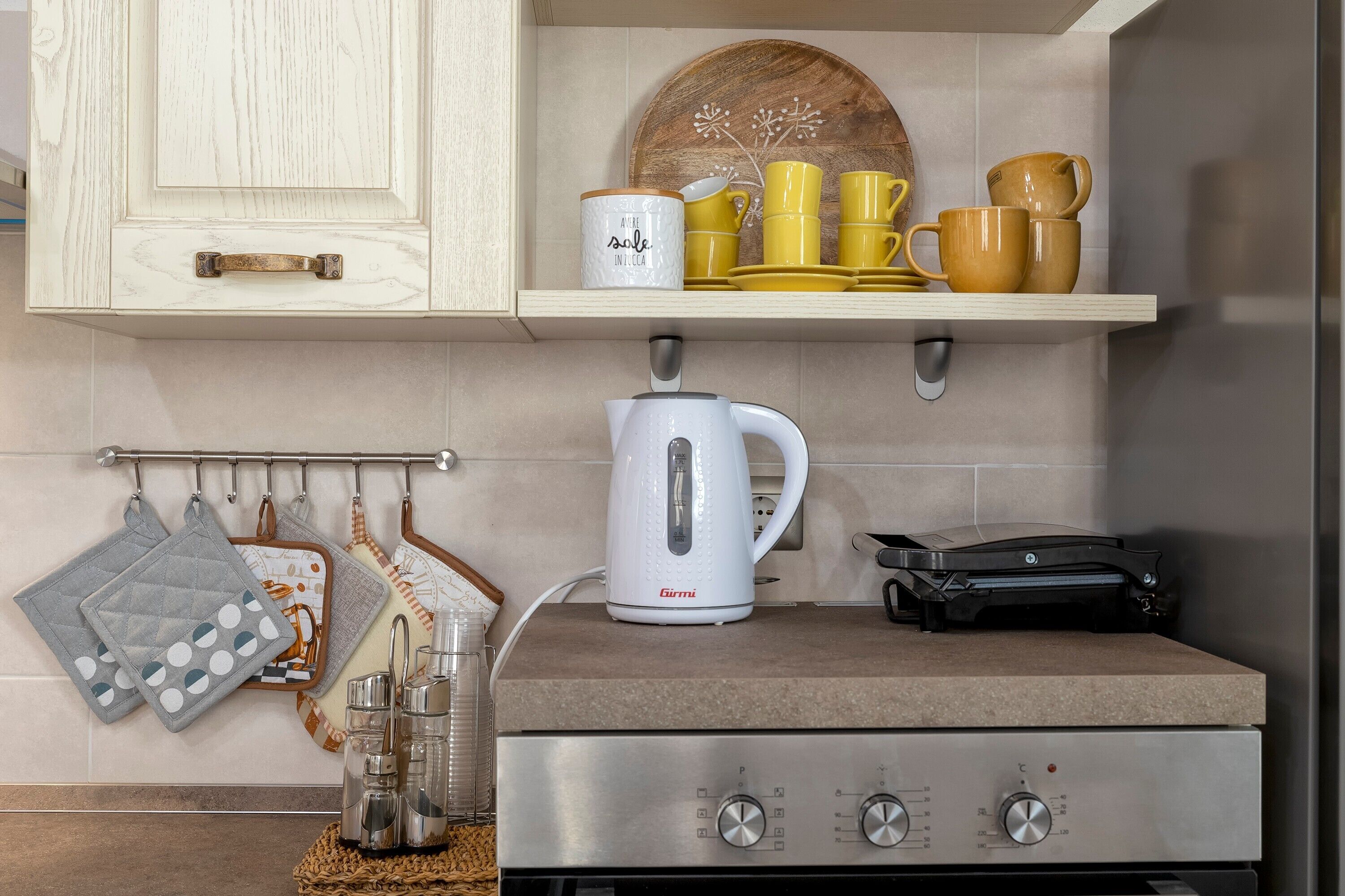 Fridge, oven, stovetop, dishwasher