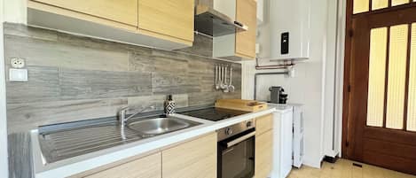 Fridge, microwave, oven, coffee/tea maker