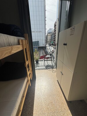 Asrama Umum Basic, balkon, pemandangan kota | Seprai antialergi, selimut bulu angsa, dan Wi-Fi gratis