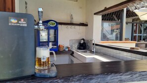 Réfrigérateur, four, plaque de cuisson, cafetière/bouilloire