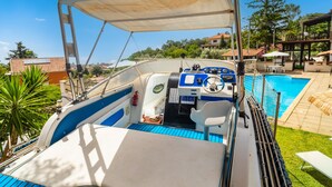 Ein Boot mit Verdeck, Bedienfeld und Steuer.