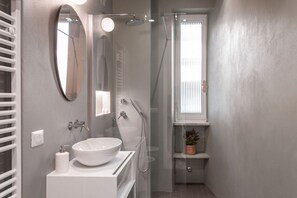 Suihku, hiustenkuivaaja, bidee, pyyhkeet