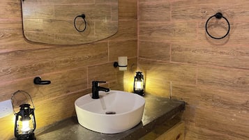 Douche, sĂšche-cheveux, serviettes fournies, savon