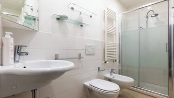 Apartment | Bathroom | Shower, hair dryer, bidet, towels