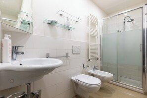 Apartment | Bathroom - La casa Magenta by Wonderful Italy (Bologna)