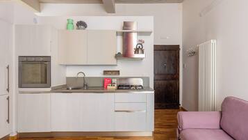 Großer Kühlschrank, Ofen, Geschirrspüler, Espressomaschine