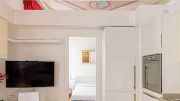 Apartment | Wohnbereich | 30-Zoll-Flachbildfernseher mit Digitalempfang