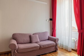 Appartement | Woonruimte | Een 30-inch flatscreentelevisie met digitale zenders