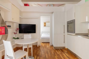 Appartement | Privékeuken | Een koelkast met diepvriezer, een oven, een vaatwasser