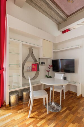 Departamento | Área de sala de estar | Televisión de pantalla plana de 30 pulgadas con canales digitales