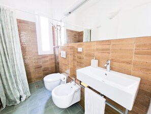 Shower, towels - Apartment 'Nica's Home' with Mountain View, Shared Terrace and Air Conditioning (Rio Marina)