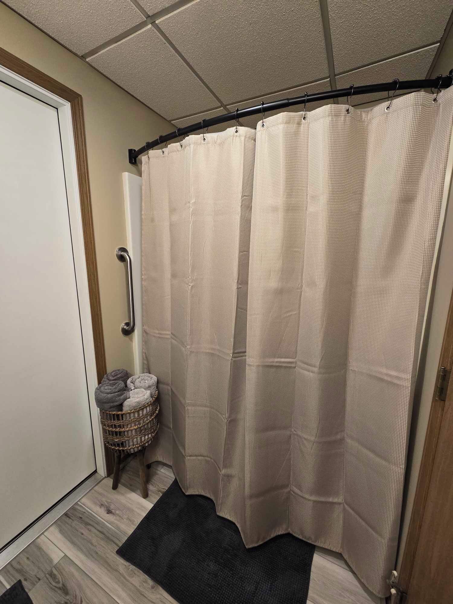 Secadora de cabello, toallas, jabón, papel de baño 