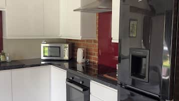 Apartment | Private kitchen | Fridge, microwave, oven, stovetop