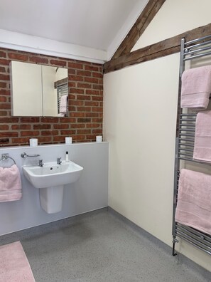 아파트 | 욕실 | 샤워 시설, 타월, 화장지