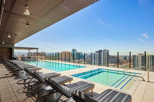 Piscina a l'aire lliure (horari: 06:00-23:00), para-sols i gandules