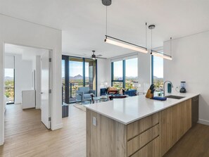 Appartement luxueux, 2 chambres | Cuisine privée | Réfrigérateur grande capacité avec congélateur, four à micro-ondes