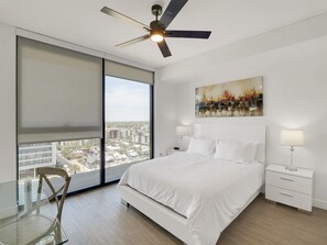 Luksusstudio | Sengetøy av topp kvalitet, skrivebord og skrivebord for bærbar PC