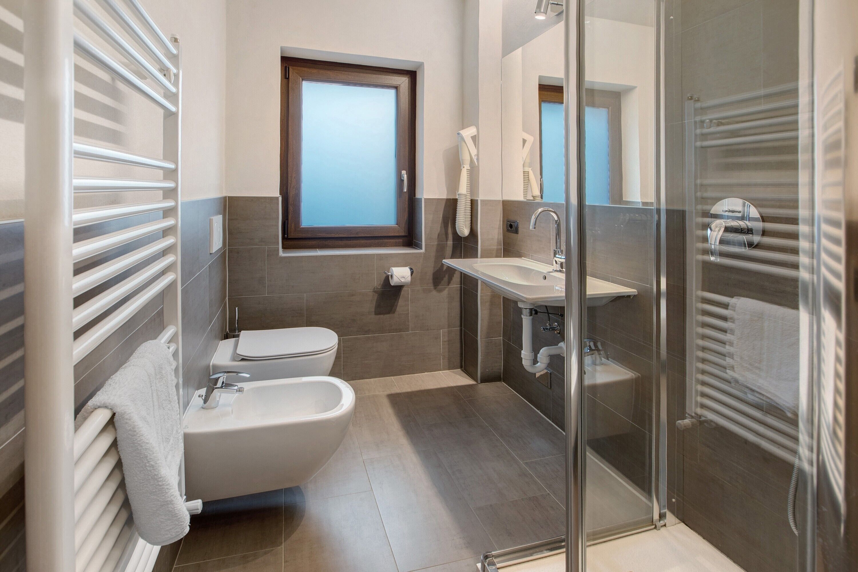 Shower, hair dryer, towels