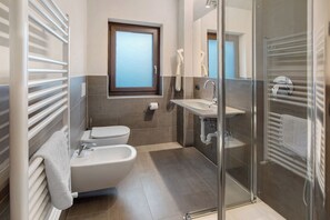 Dusche, Haartrockner, Handtücher