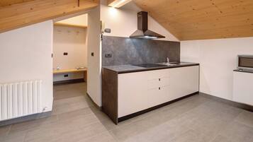 Kühlschrank, Mikrowelle, Herdplatte, Geschirrspüler