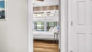 9 Schlafzimmer, Schreibtisch, BĂŒgeleisen/BĂŒgelbrett, Reisekinderbett