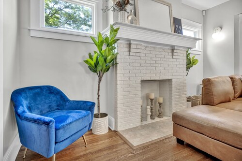 Luxurious 9 BR Movie Theater Duplex Near CWRU!