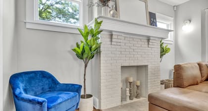 Luxurious 9 BR Movie Theater Duplex Near CWRU!