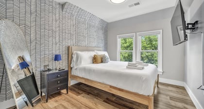 Luxurious 9 BR Movie Theater Duplex Near CWRU!