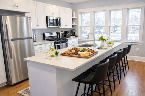 Luxurious 9 BR Movie Theater Duplex Near CWRU!