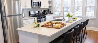 Luxurious 9 BR Movie Theater Duplex Near CWRU!