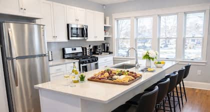 Luxurious 9 BR Movie Theater Duplex Near CWRU!