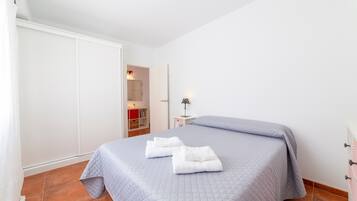 2 dormitorios, tabla de planchar con plancha, wifi gratis y ropa de cama