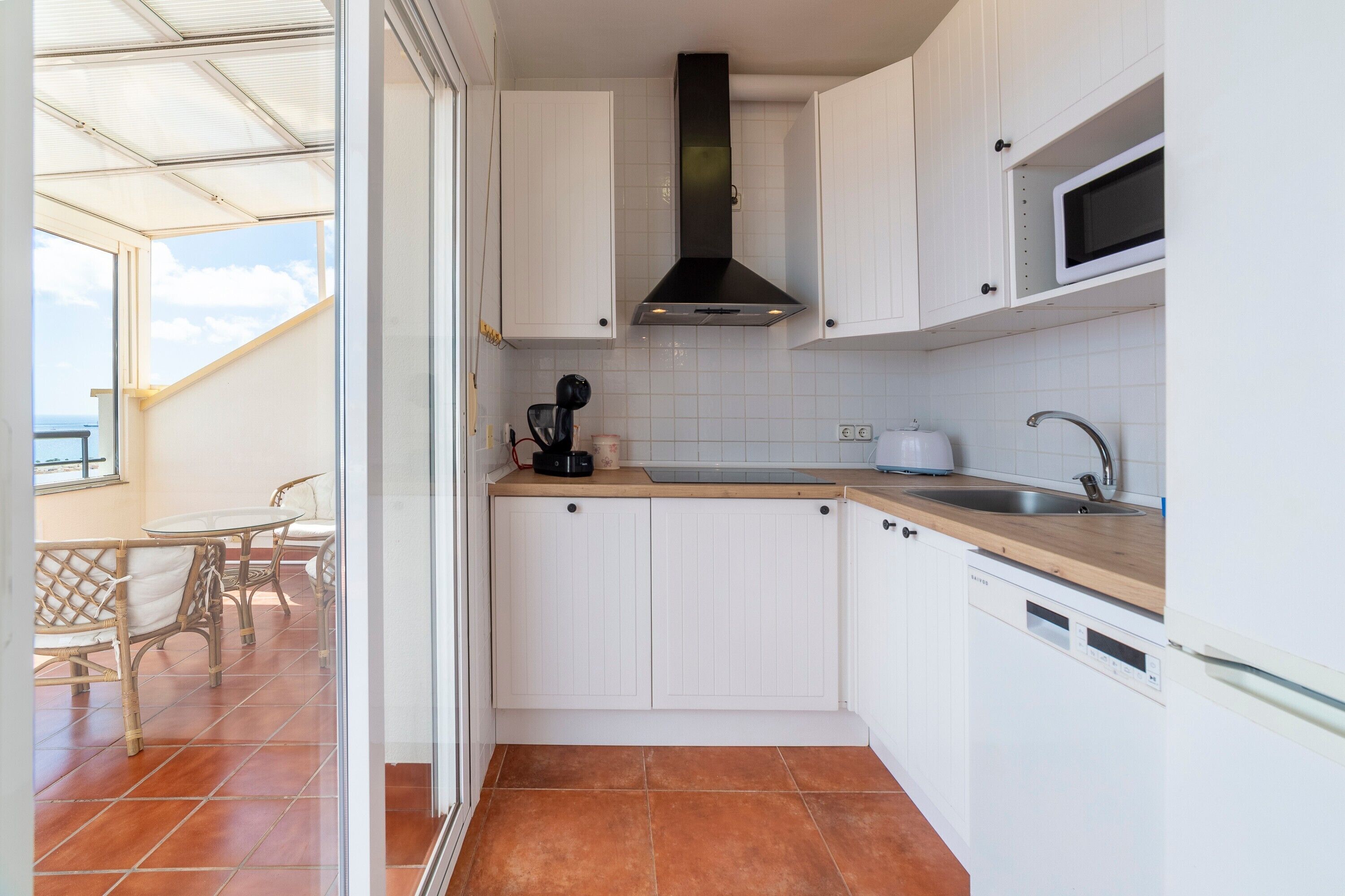 Frigorifero, microonde, piano cottura, lavastoviglie