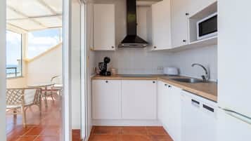 Frigorifero, microonde, piano cottura, lavastoviglie