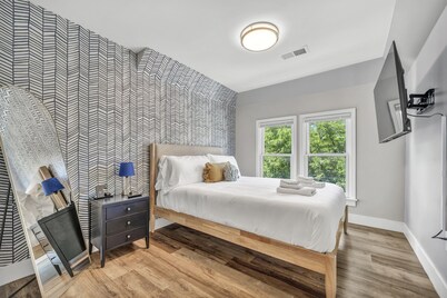 Luxury 4 BR Near Cleveland Clinic, UH & CWRU!