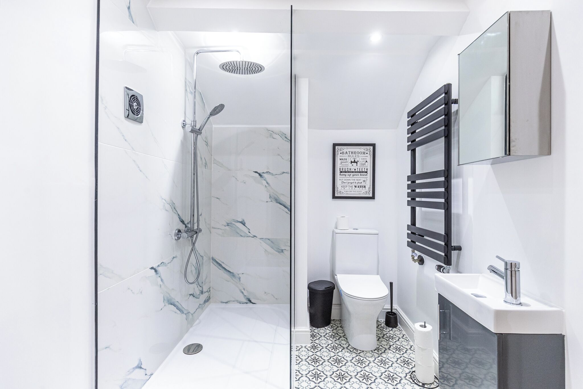 Căn hộ | Phòng tắm | Buồng tắm vòi sen, khăn tắm 